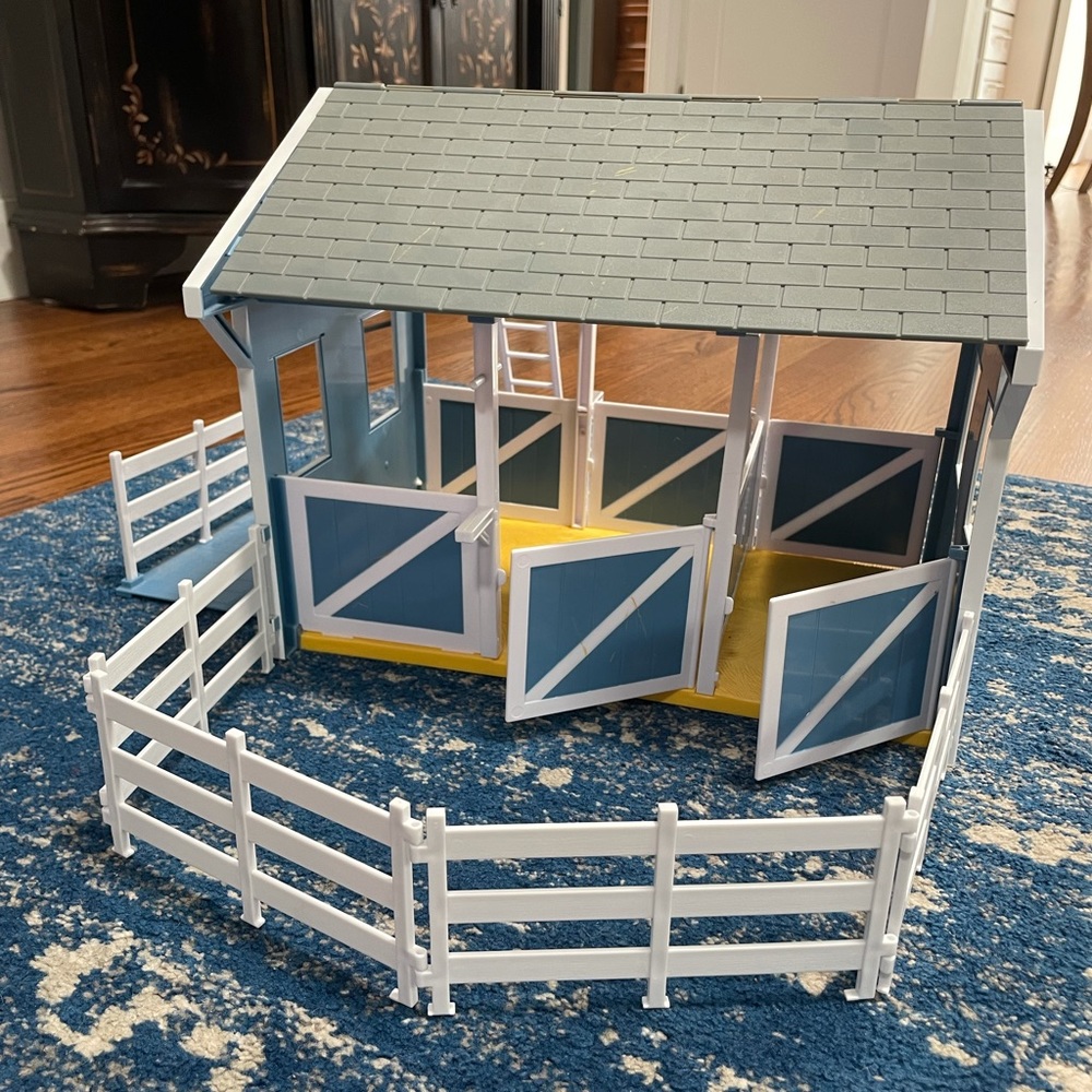 Breyer Country Stable with Wash Stall